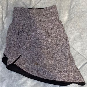 lululemon reversible shorts size 8 (black/grey)